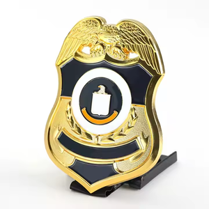 Badges de sécurité personnalisés par le fabricant, plaqués or, en forme de bouclier, avec impression UV, logo gravé au laser, technique de moulage sous pression - Product Image 3