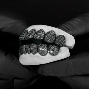 กริลล์ซชุบทองดำแบบกำหนดเอง ตัดเพชร ขัดเงาแบบแปรงถ่าน เครื่องประดับฟันสุดหรูสำหรับงานแต่งงาน ประดับด้วยมอยส์ซาไนต์ - Product Image 4