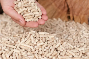 Granulés de bois d'épicéa de haute qualité 8 mm certifiés DIN Plus, combustible biomasse à rendement thermique constant, livraison en vrac pour les marchés d'exportation - Product Image 2