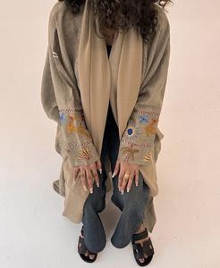 Abaya Tradicional Musulmana de Seda Hecha a Mano, Color Personalizado, Antiarrugas, Manga Larga, con Acentos Bordados, para Ocasiones de Oración - Product Image 4