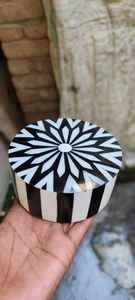 Cajas de regalo redondas hechas a mano personalizadas para decoración del hogar con incrustaciones de madreperla y resina en madera para reventa de tiendas - Product Image 5