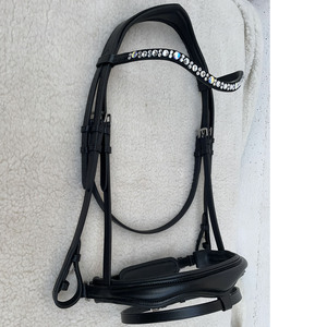 Brida para Caballo con Diseño Contorneado Personalizado, con Diadema Ondulada con Aspecto de Diamantes Transparentes y Muserola Acolchada - Product Image 1