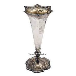 Vase de trompette décoratif en métal robuste de forme unique et de couleur argentée de concepteur avec la base de conception de fantaisie de forme irrégulière - Product Image 1