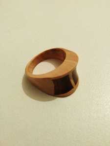 "Bague en bois pour hommes CustomCraft: qualité supérieure avec un dimensionnement personnalisé pour une bague en bois pour hommes CustomCraft parfaite - Product Image 3