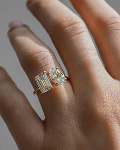 Anillo de Compromiso con Diamante Cultivado en Laboratorio 4CTW Toi et Moi, Certificado IGI, Diseño de Dos Piedras en Corte Pera y Esmeralda en Oro de 14K - Product Image 1