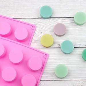 Molde de Silicona Cilíndrico Pequeño de 15 Cavidades para Chocolate, Bandeja Antiadherente para Cubitos de Hielo, Material de Grado Alimenticio para Hornear Postres y Pasteles, Apto para Congelador - Product Image 4