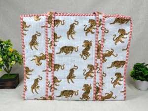 Sac fourre-tout au design classique, fabriqué avec des matériaux durables, style tendance et espace supplémentaire pour les essentiels quotidiens et une utilisation régulière - Product Image 3