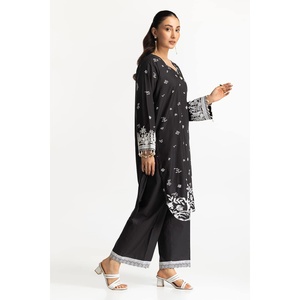 Conjunto de traje bordado en tela negra para mujer, compuesto por camisa y pantalón - Product Image 2