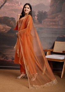 Ensemble trois pièces en viscose premium brodé, longueur du kurti 44 pouces, longueur du bas 38 pouces, dupatta en organza disponible - Product Image 2