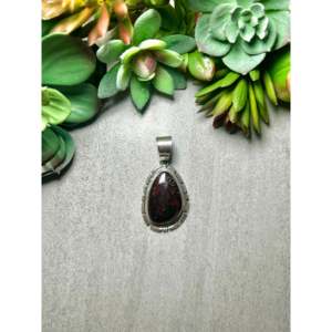 Pendentif Thomas Francisco en Sugilite et Argent Sterling avec Sertissage clos, Plaqué Or Rose et Rhodium, Motif Numérique Moderne, Bijou Charme - Product Image 1
