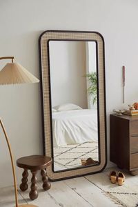 Cadre de miroir sur pied en bois robuste pour un accessoire pratique et élégant dans les chambres ou les dressing - Product Image 2