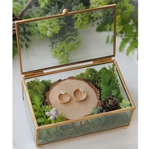 Boîte à bijoux en métal écologique au design moderne avec finition dorée, taille moyenne, décoration d'intérieur, rangement - Product Image 1