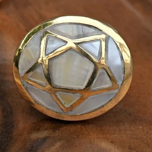 Boutons de quincaillerie indiens faits à la main Poignées de porte décoratives en laiton et nacre Boutons de tiroir Poignée de quincaillerie - Product Image 1