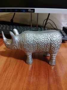 Adorno de Rinoceronte Plateado Texturizado, Figura Decorativa con Temática de Safari Plateada - Product Image 4