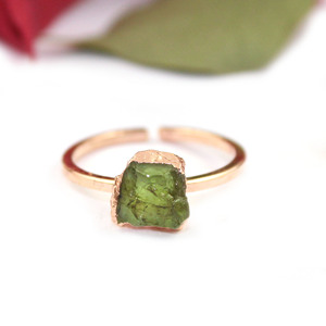 Péridot brut naturel août or Rose galvanisé bague de naissance bijoux en gros pour l'inde - Product Image 1