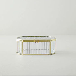 Caja de Joyería Decorativa de Metal y Vidrio que Agrega Encanto Visual Mientras Protege las Piezas Delicadas de Joyería - Product Image 1