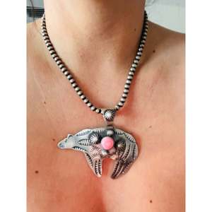 Pendentif en argent sterling avec coquille rose Chimney Butte et ours, serti clos, avec la coquille comme pierre principale - Product Image 2