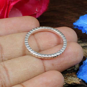 Anillo de joyería fina geométrica delicada de Plata de Ley 92,5 al por mayor ajuste invisible con chapado en rodio para ocasión de tienda - Product Image 1