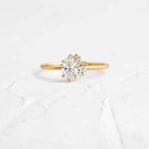 Anillo de Compromiso de Plata 925 con Diamante Moissanite VVS1 Elegante y Lujoso, Corte Ovalado - Product Image 4
