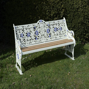 Un banc de jardin en métal rustique et en détresse avec un dossier arqué classique et un siège à lattes, disponible aux prix de gros. - Product Image 2