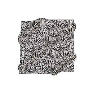 Écharpe carrée en soie noire et blanche avec motif géométrique - Product Image 1