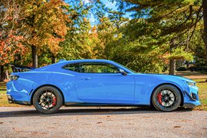 Camaro ZL1 Coupé 2022 ~3 700 milles, boîte manuelle 6 vitesses, pack ZL1 1LE Extreme Track, Rapid Blue - Product Image 3