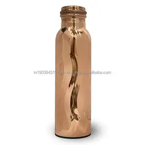 Super vente célèbre bouteille d'eau en métal pour boissons indiennes 100% bouteille d'eau unique décorative en cuivre fabriquée en Inde