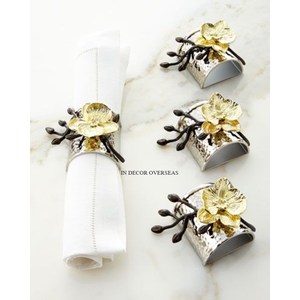 Anneaux de serviette en acier inoxydable poli brillant argenté à texture martelée, aspect attrayant, avec des fleurs dorées et des boutons noirs, design - Product Image 1