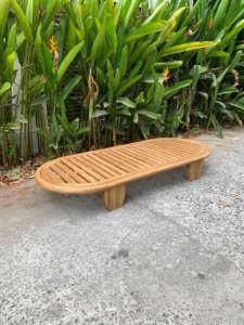 Tumbona hecha de madera maciza de teca con marco de color natural e incluye cojín a prueba de Sol para uso en exteriores - Product Image 5