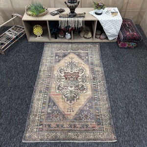 Alfombra decorativa Kilim vintage de 3.9x6.6 pies (119x200 cm), alfombra turca de lana con diseño geométrico arcoíris - Product Image 1