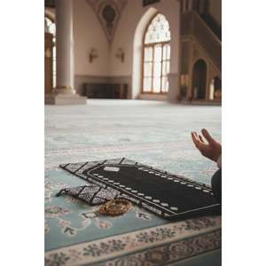 Tapis de prière portable de style Kilim, tapis de prière musulman fabriqué à la machine en polypropylène, polyester et caoutchouc, lavable - Product Image 1