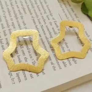 SOUMYA CREATIONS Boucles d'oreilles clips vintage en laiton plaqué or, étoile tressée texturée, faites à la main, unisexe, pour soirée - Product Image 1