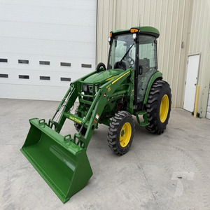 John Deere 4044R 2026 en venta |   Tractor utilitario compacto John Deere 4044R de 43HP, 4WD, hidrostático, con cargador, en venta. - Product Image 1