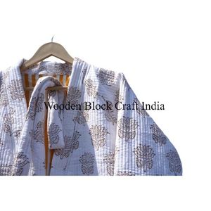 Chaqueta acolchada vintage de algodón hecha a mano para mujer, elegante kimono reversible con estampado floral para el invierno. - Product Image 2