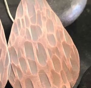 Boucles d'oreilles pendantes ovales en cuivre massif, artisanales, écologiques, modernes, avec logo personnalisé, cadeau personnalisable pour la fête des mères - Product Image 6