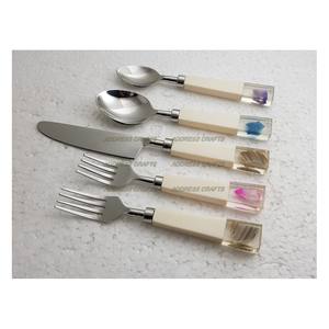 Ensemble de couverts en acier inoxydable écologique de style classique, manche en résine, style américain de luxe, ensemble de couverts de mariage, comprend un dessert - Product Image 4