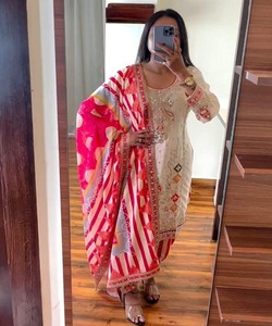 Costume de mode moderne turc avec dhotis à porter dans une fête islamique avec abaya et caftan modeste pour une boutique de dames élégantes - Product Image 1