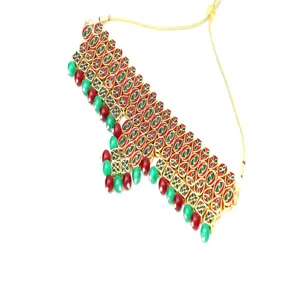 Ensemble de collier choker indien Kundan avec boucles d'oreilles plaquées or 24 carats et Maang Tikka, bijoux de mariée raffinés avec pierres en zircon - Product Image 3