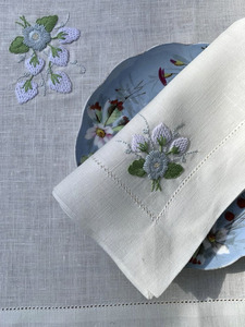 Ensemble de serviettes et napperons fleurs brodées à la main tapis à motifs floraux en lin blanc pour mariages et événements maison restaurants - Product Image 2