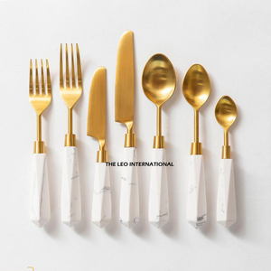 Luxueux ensemble de couverts à poignée en or Texture moderne Design élégant parfait pour la salle à manger et la décoration de table en acier miroir - Product Image 4