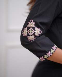 ชุดใส่ในสำนักงานสไตล์อินเดียพร้อมกางเกงเคอร์ติสุดคลาสพร้อมงานปักและกระดุมสำหรับใส่สบายทั้งวันและลุคอินเทรนด์ - Product Image 5