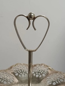 Support à gâteau à deux étages en or découpé, parfait pour la présentation de desserts, les buffets et la décoration intérieure, vente en gros en provenance d'Inde - Product Image 2