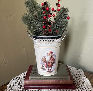 Grand seau de Noël en métal conçu pour la décoration intérieure sur le thème de la ferme rustique et les idées de rangement de cadeaux de Noël - Product Image 2