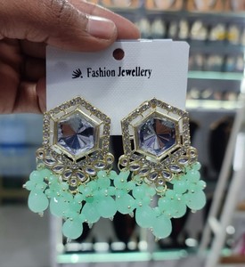 BOUCLES D'OREILLES INDIENNES TRADITIONNELLES ET À LA MODE BOUCLES D'OREILLES PLAQUÉES OR KUNDAN AVEC PERLES ET BOUCLES D'OREILLES BOLLYWOOD POUR FEMMES ET FILLES - Product Image 3