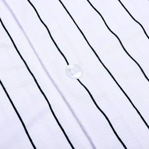 Elegante camiseta de béisbol para hombre con paneles de malla ligeros e impresión de logotipo personalizado para un rendimiento atlético cómodo - Product Image 5