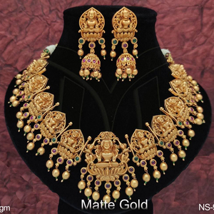 Hermoso juego de collar de templo de diseño elegante de diseñador chapado en oro mate - Product Image 1