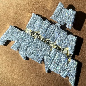 Colgantes y dijes de lujo, colgante con diseño de letra y nombre personalizado para hombres y mujeres, ropa de fiesta, colgante de diamante helado de Hip Hop - Product Image 1