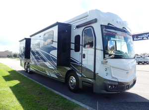 4UZFCGFE9SCVY6840 Nueva Autocaravana de Lujo Clase A 2025 con Motor Diésel, Motor Turbo y Interior con Cuatro Extensiones Deslizables - Product Image 1