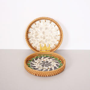 Plateau rond en rotin naturel fait main avec incrustation de nacre Plateau de service décoratif en gros de haute qualité du Vietnam - Product Image 2