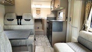 Autocaravana Swift Edge 476 Blanca Usada, RV Familiar de Lujo, Piso Acrílico, Capacidad para 4-6 Personas, Emisión Euro 5, 11000 kg - Product Image 3